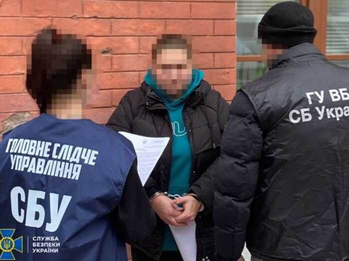Правоохоронці на Київщині затримали шахрайку, яка вимагала гроші у дружини полоненого оборонця Азовсталі