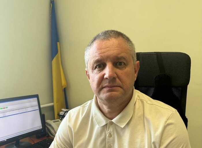Керівник Сервісного центру МВС у Калуші Руслан Губа отримує пенсію та їздить на електромобілі сина