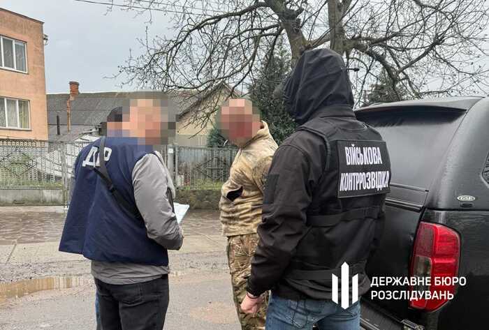 На Закарпатті правоохоронці затримали заступника комбата за побори з підлеглих