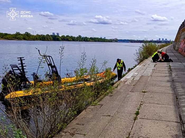 В Києві жінка впала в Дніпро з Пішохідного мосту
