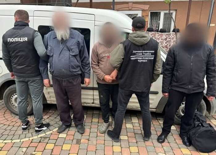 Двох кліриків УПЦ (МП) викрили на організації переправлення чоловіків за кордон