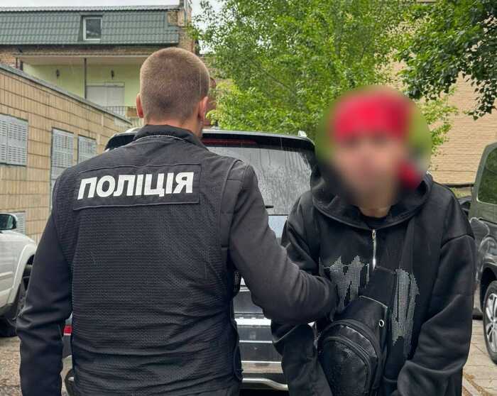 Столичні правоохоронці затримали наркозбувача, який робив "закладки" в центрі Києва