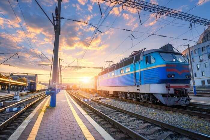 У Херсоні внаслідок російського артобстрілу вокзалу пошкоджений локомотив