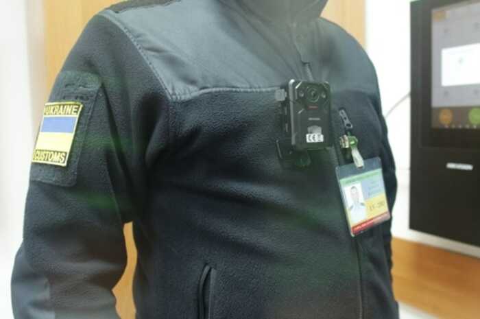Митники у всіх пунктах пропуску працюватимуть із бодікамерами, — Кабмін