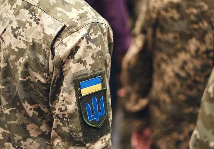 Кричав, що йому ламають руки: У Києві представники ТЦК затримали хлопця з травмою