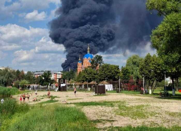 У російському Шебекіно на Бєлгородщині після атаки дрона спалахнула пожежа на хімічному заводі