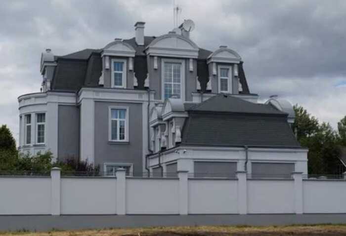 Сім’я підполковника поліції Єлхіна орендує маєток за 750 тисяч доларів та має елітний автопарк