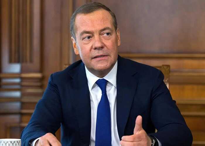 У Кремлі поставилися “серйозно”: Медведєв висміяв ультиматум Трампа про 50 днів