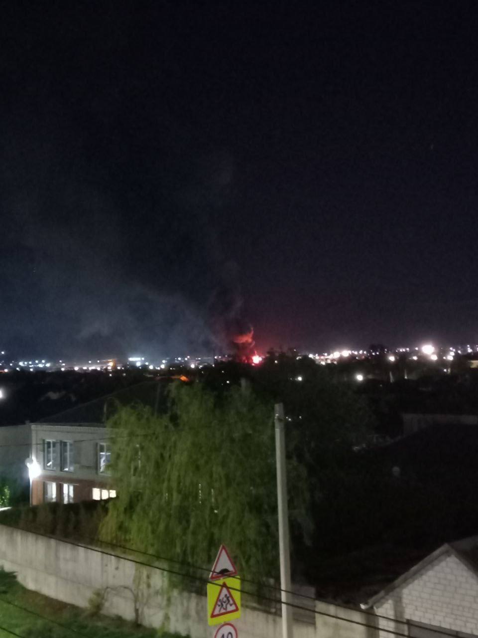 У Новоросійську пролунали гучні вибухи: є загоряння (фото, відео) фото 1 tqihuidruiezrz